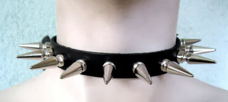 CHOKER - 1 ROW LONG SPIKES ON BLACK LEATHER