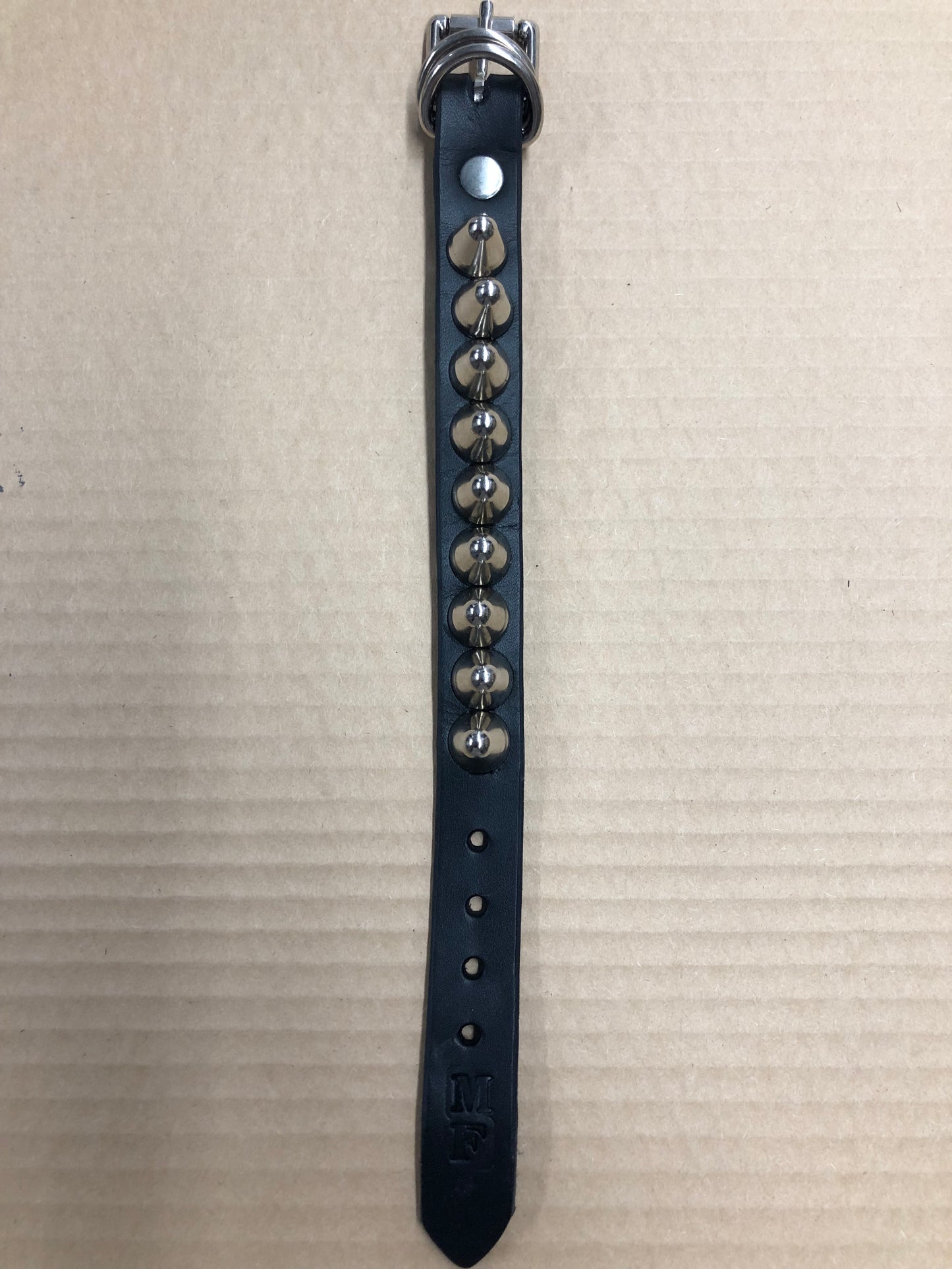 MUCKYFUX WRISTBAND - 1 ROW CHROME BIG ENGLISH CONES STUD / BLACK LEATHER