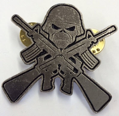 IRON MAIDEN - SKULL WITH RIFLES METAL PIN