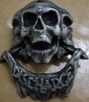 DISCHARGE - 3D 3 SKULLS METAL PIN