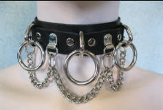 CHOKER - 3 BONDAGE RINGS WITH CHAIN ON BLACK LEATHER