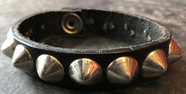 WRISTBAND - 1 ROW CHROME CONES STUD ON BLACK LEATHER