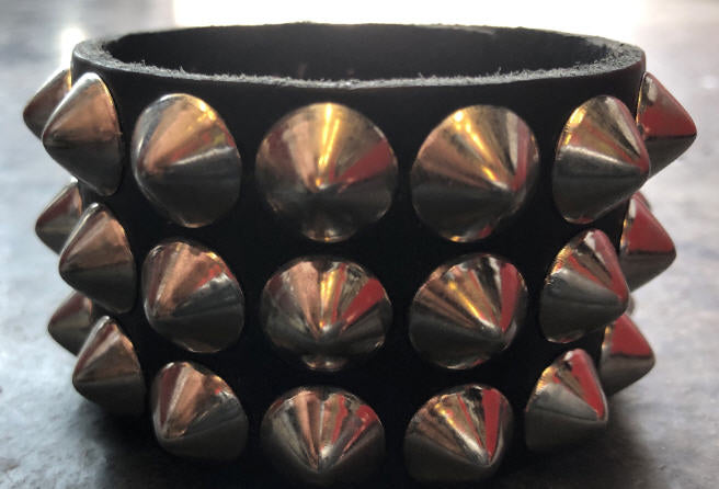 WRISTBAND - 3 ROW BIG CHROME CONES STUD ON BLACK LEATHER