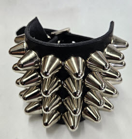 MUCKYFUX WRISTBAND - 4 ROW CHROME BIG ENGLISH CONE STUD / BLACK LEATHER