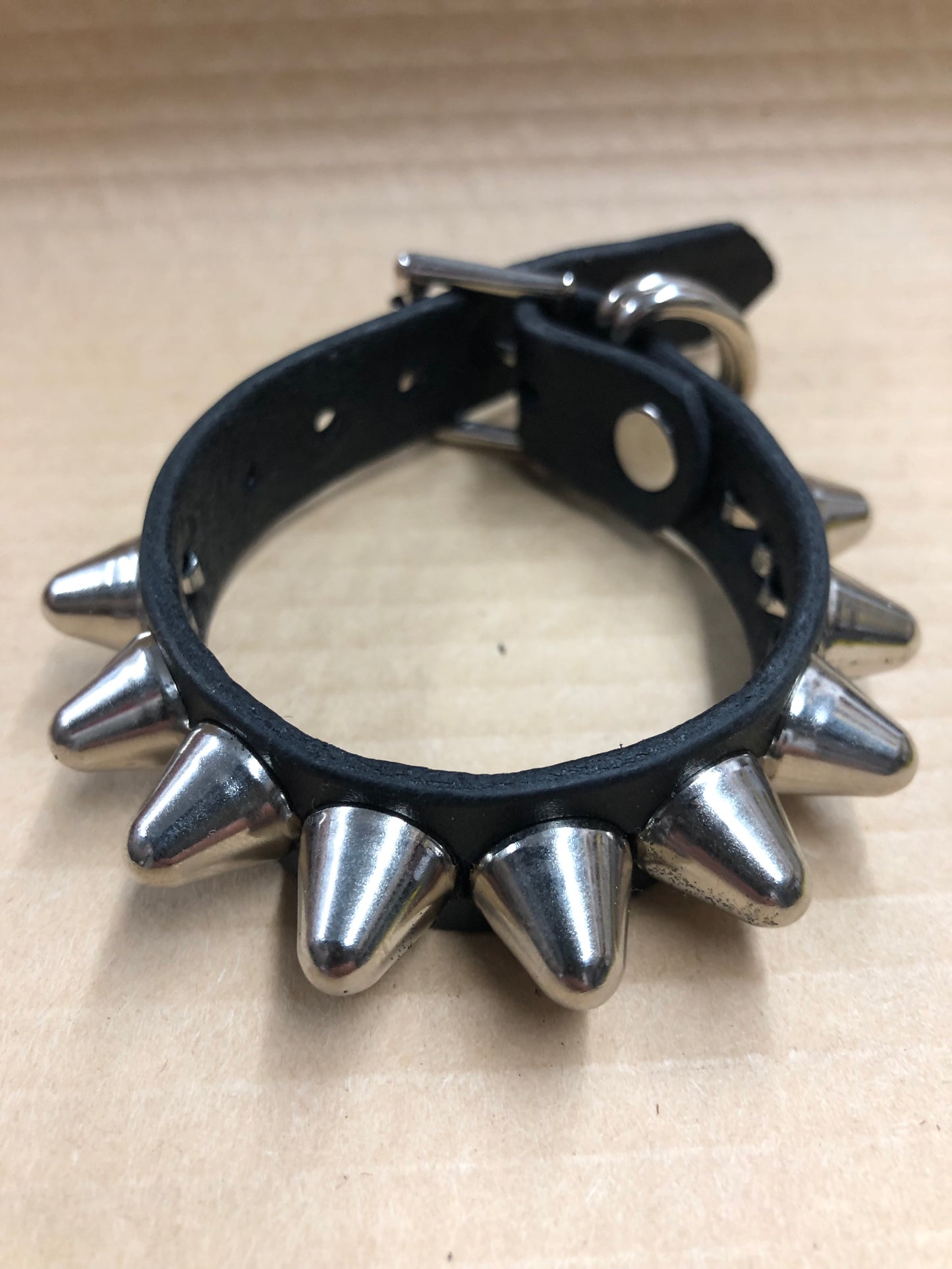 MUCKYFUX WRISTBAND - 1 ROW CHROME BIG ENGLISH CONE STUD / BLACK LEATHER