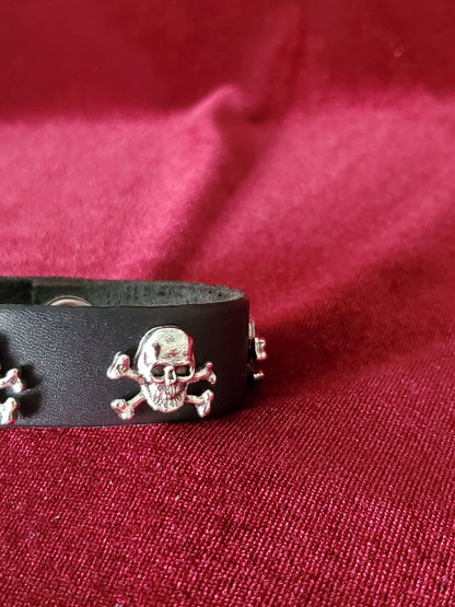 WRISTBAND - 1 ROW SKULLS STUD ON BLACK LEATHER