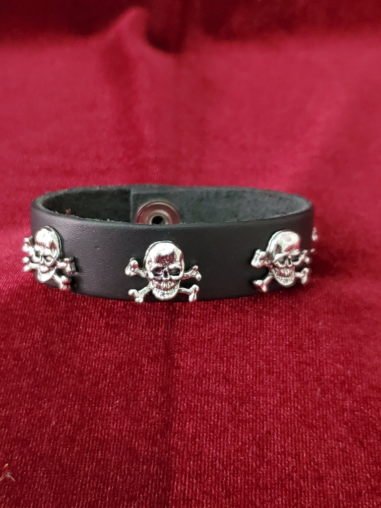 WRISTBAND - 1 ROW SKULLS STUD ON BLACK LEATHER