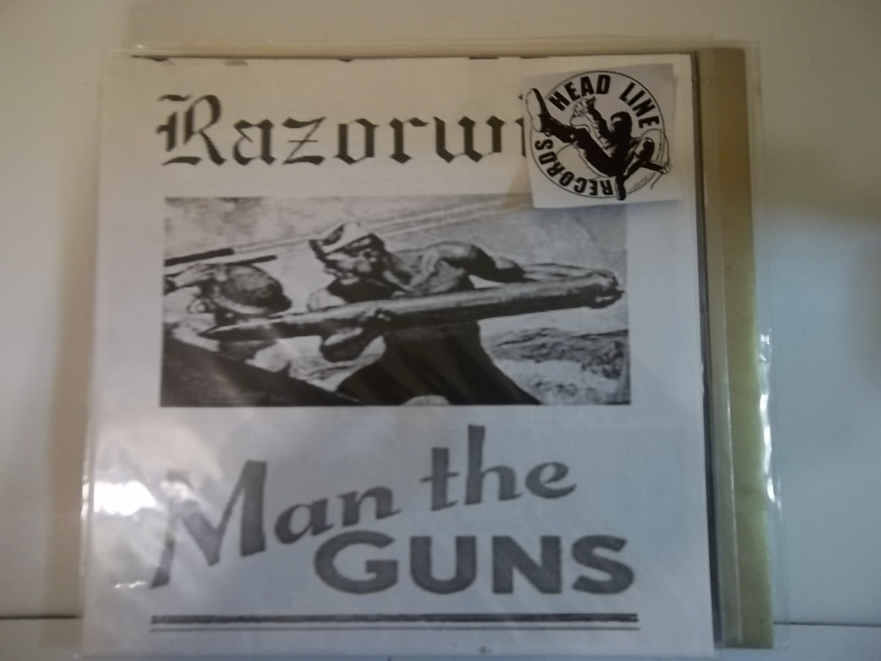 RAZORWIRE - MAN THE GUNS