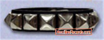 WRISTBAND - 1 ROW CHROME PYRAMID STUD ON BLACK LEATHER